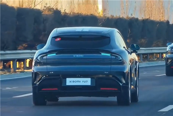 寓意“陆地战车、御风而行” 雷军:小米YU7读作“小米御7”