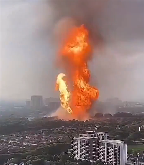 火焰喷到数百米高空!马来西亚一闹市燃气管道破裂引发大火