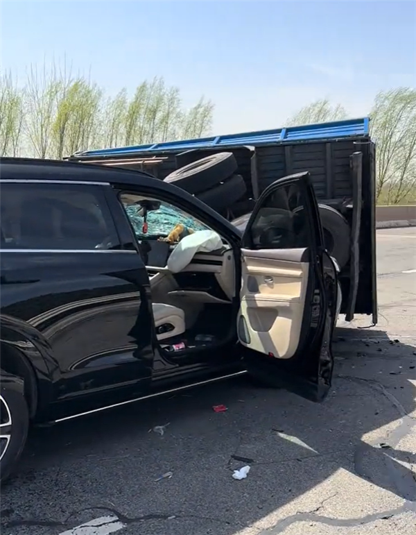 问界M7撞上满载木头货车 车主毫发无伤:淡定与车合影