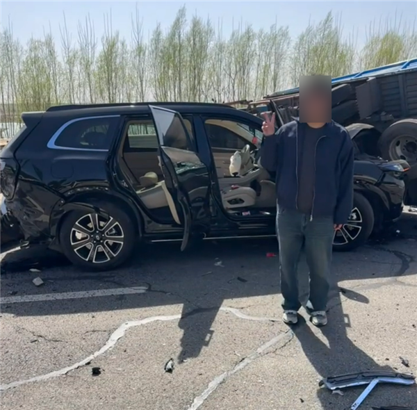 问界M7撞上满载木头货车 车主毫发无伤:淡定与车合影