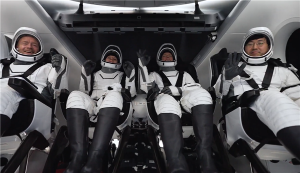 人类首次!SpaceX载人绕飞地球两极任务结束 机组成功返回地球