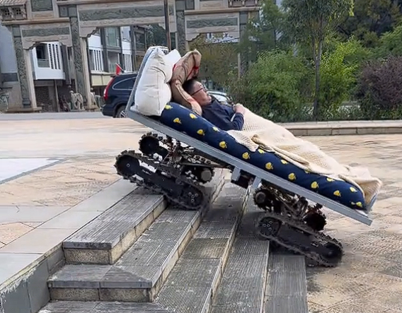 随时补觉!印度一男子驾驶“床改车”上路行驶引围观