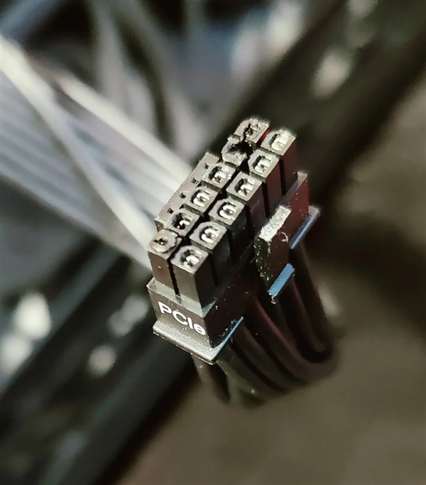 12针供电接口惹祸!RTX 5090与电源两头烧熔:两万多的显卡直接报废