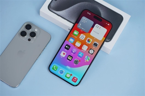 美国关税政策让消费者买单！iPhone或涨至1.6万元 你还买吗？