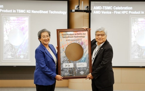 第一个台积电2nm！AMD苏姿丰全球首秀Zen6霄龙CPU：遥遥领先Intel