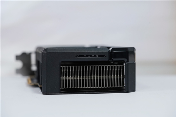 小巧双拼色!华硕RTX 5060 Ti DUAL OC 8GB显卡图赏
