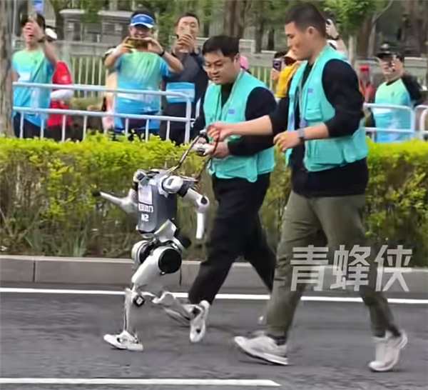 北京人形机器人比赛洋相百出 股民瑟瑟发抖:吹了半天是玩具