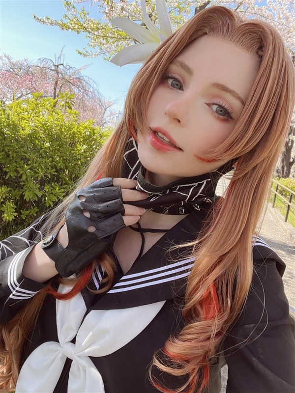 《生化4RE》阿什莉体模新Cos图：化身绝美隐形女 紧身衣秀好身材