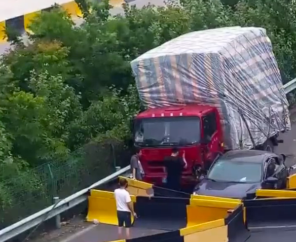 轿车高速上演“刀片超车”连累一旁货车:两车碰撞瞬间报废