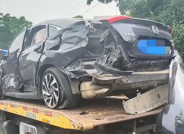 轿车高速上演“刀片超车”连累一旁货车:两车碰撞瞬间报废