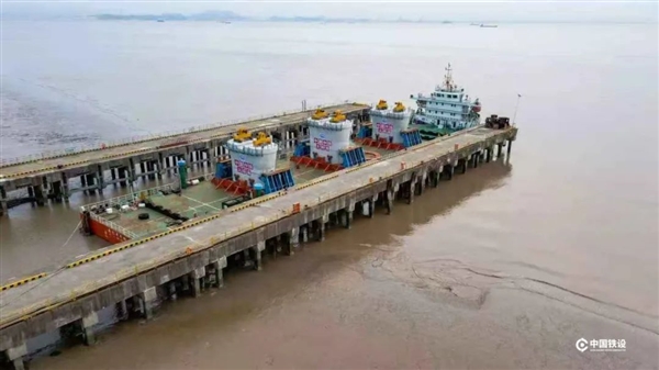 世界首例！杭州湾跨海铁路大桥“第一墩”就位