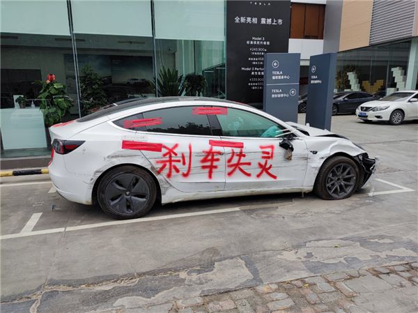 历时4年终赢特斯拉!车顶维权女车主:我胜诉后几百人的维权群沸腾了