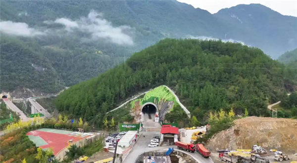 下穿4A级景区！西渝高铁大象洞隧道顺利贯通