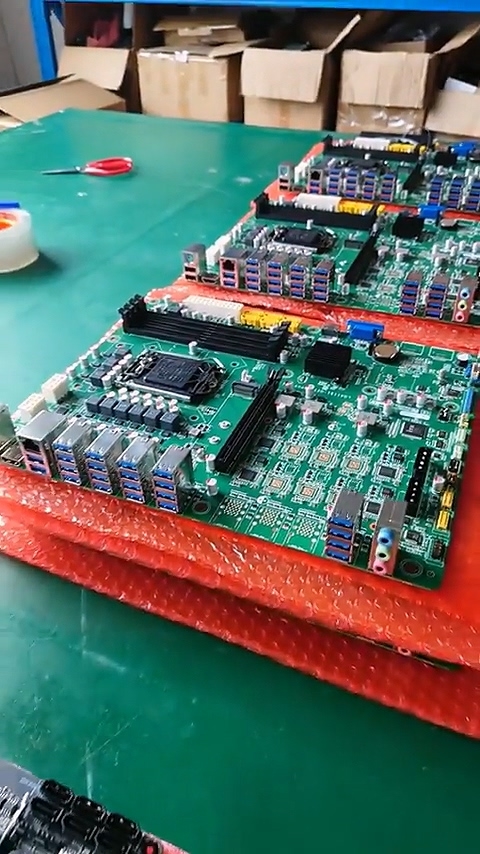 神奇主板竟然有36个USB接口！可惜是Intel老平台 还都是USB-A