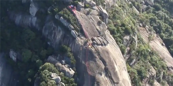 男子悬崖坠落200米被树救下 利用周边树枝烤火取暖 26小时后获救