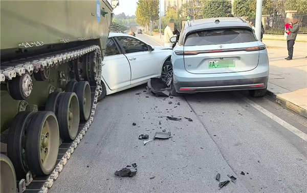 轿车违规掉头被试制装甲车撞了个正着:司机需负全部责任