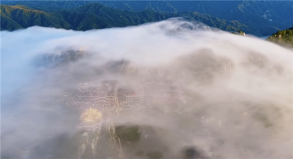 形似护宗大阵 男子在老君山拍到灵气护罩奇观