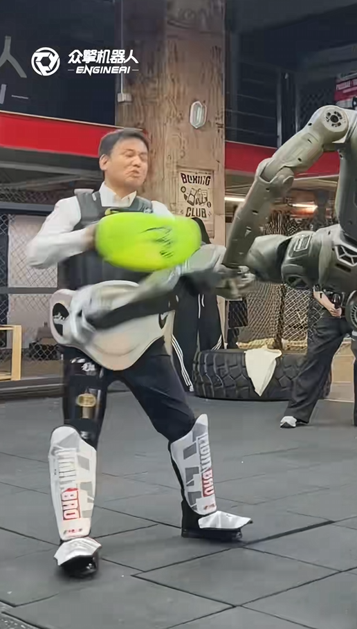 太残暴了!众擎T800人形机器人一脚把自家CEO踹翻在地 网友:多少带了点私人恩怨