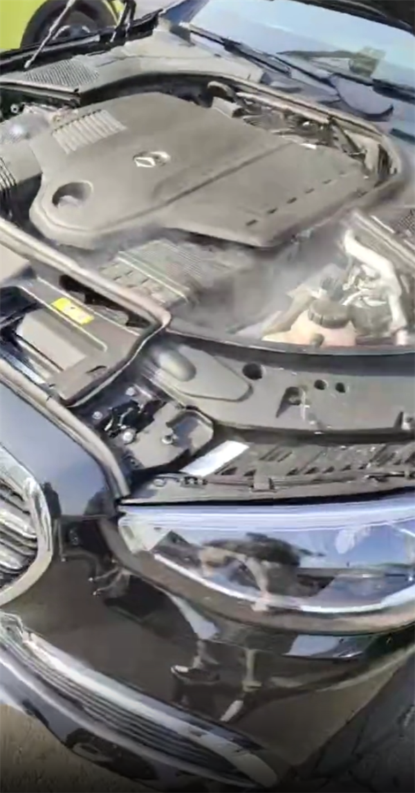 79万刚买3天的奔驰S400在街头自燃 车主要求退换车被拒