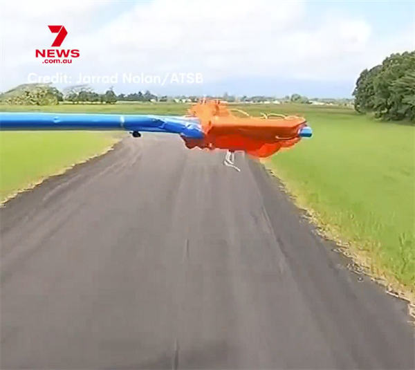 惊险!备用降落伞意外开伞 澳大利亚跳伞员被拽出机外卡在机翼上