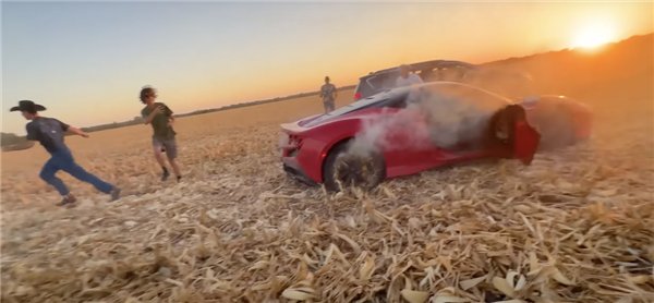 千万粉丝网红为博眼球烧掉价值40万美元的法拉利:却因逃税被抓