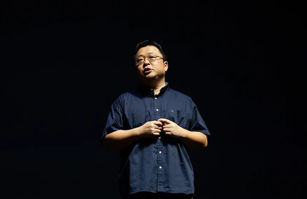 罗永浩发文再谈AI手机：让躺着赚钱的大厂睡不着觉