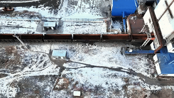 见识见识超长的火车“灯泡线”:时速只有1公里