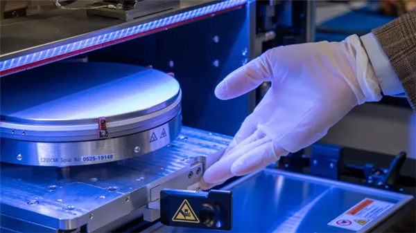 芯片不再“躺平”!美国团队造出首颗单片3D芯片:性能4倍跨越