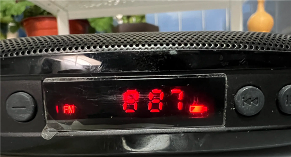 跟你的青春说再见！伴随大家22年的HIT FM 88.7宣告停播