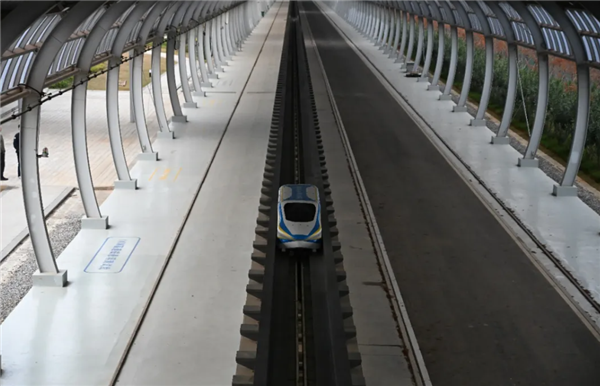 贴地飞行！5.3秒飙到800km/h 国产高铁模型车刷新世界纪录