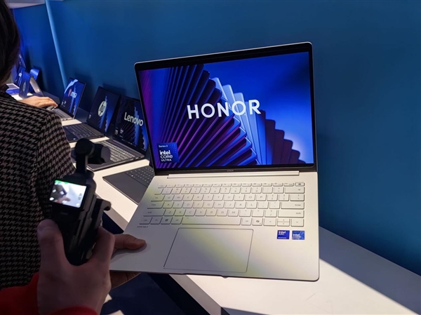 要买笔记本等等！超200款Intel酷睿Ultra 300新机杀到：本月正式开售