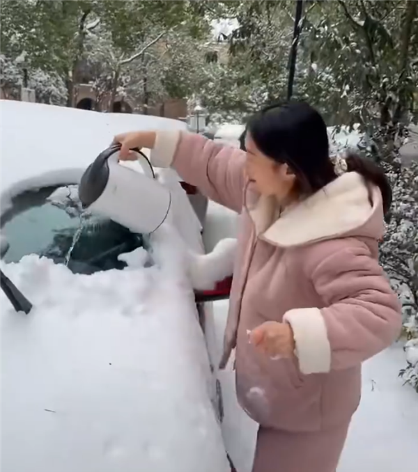 热水浇车玻璃会炸吗?女子拿别人车做实验 回应更让网友气笑