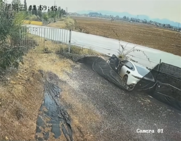 电动车侧滑进沟 不到1分钟起火！路人砸窗连救出3人