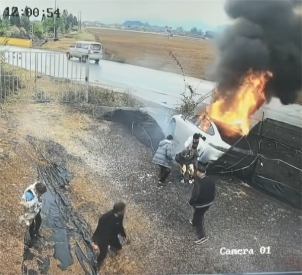 奕派007起火男子救出三人 网友建议申报见义勇为！当地回应：其是肇事者 不符合规定