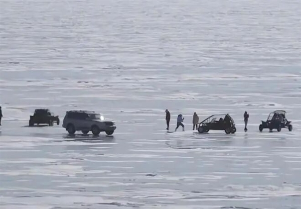 巡逻车劝离 黑车揽客:贝加尔湖上失控的“小刚炮”