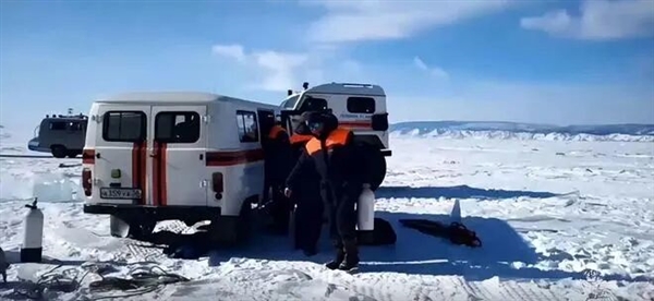 巡逻车劝离 黑车揽客:贝加尔湖上失控的“小刚炮”