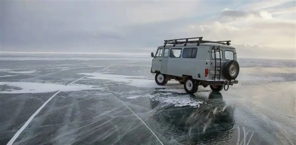 巡逻车劝离 黑车揽客:贝加尔湖上失控的“小刚炮”