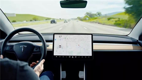 对标飞机双引擎！特斯拉AI4双芯片可实现独立供电与通信