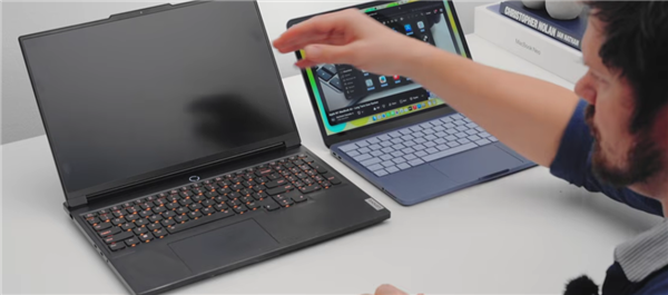 苹果用实力回击8GB内存不够用!玩家实测MacBook Neo同时打开60个应用依然流畅 Windows电脑关机