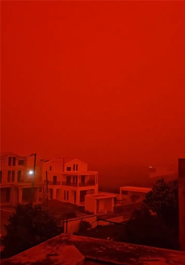 末日景象不过如此！罕见沙尘暴席卷希腊利比亚：漫天血红色