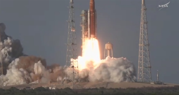 美国成功了!人类50多年后重返月球轨道 宇航员出发前曾留遗嘱