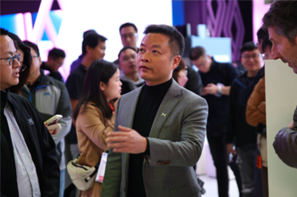 何小鹏回应4个小孩横躺马路:第二代VLA识别后减速 否则不堪设想