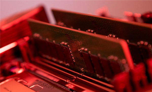 戴尔CEO预警:2028年AI内存需求将激增625倍 供应短缺难解