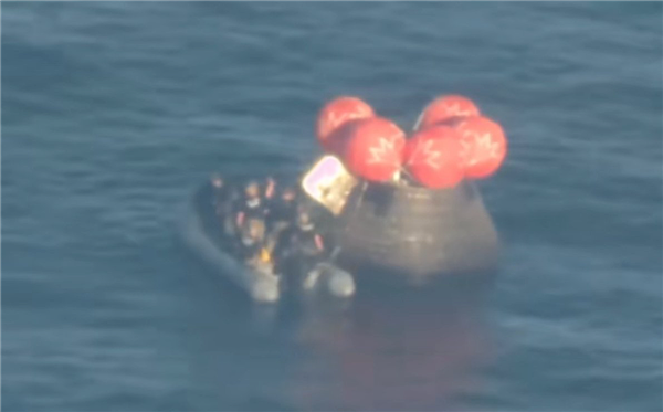 溅落50分钟后!阿尔忒弥斯2号返回舱终于打开舱门