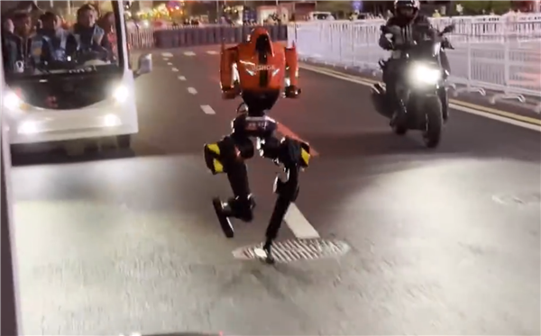 全球首个终端大厂参赛！荣耀官宣机器人出战马拉松赛事