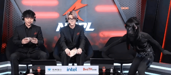 穿衣不自由！女解说被批裙子太短 全身涂黑上镜回击