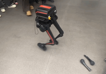 为了让机器人走两步 我的电脑抽了十几小时皮鞭