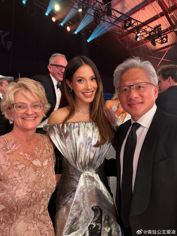 谷爱凌出席2026科学突破奖颁奖礼：与黄仁勋夫妇合影 气质拉满