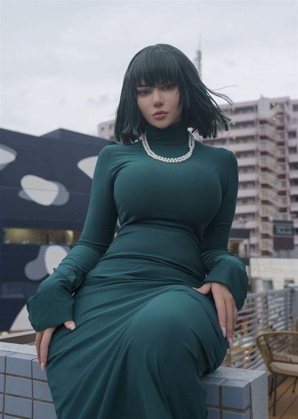 国外美女AlinaBecker的Cos美图 身材太劲爆了！