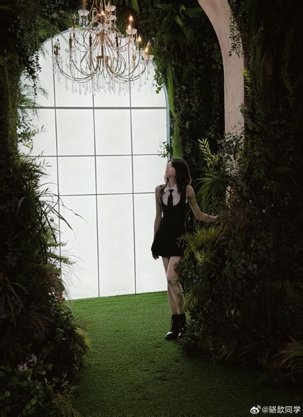 LPL美女主持骆歆晒出新写真 知性超美非常吸引人